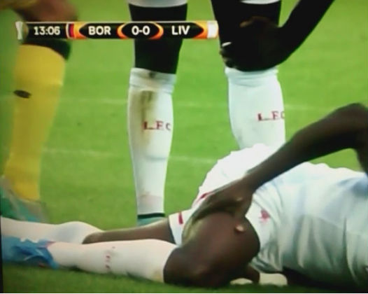Simon Mignolet steps on Kolo Touré's ankle