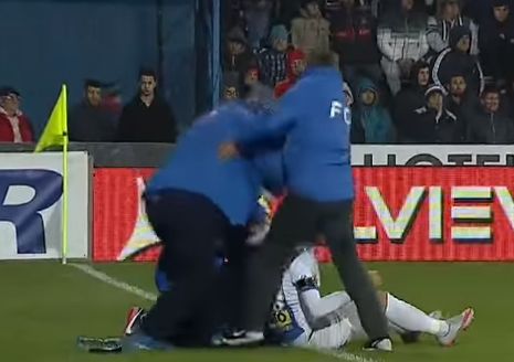 Viitorul Constanța manager Gheorghe Hagi prevents treatment of his own player after a dive