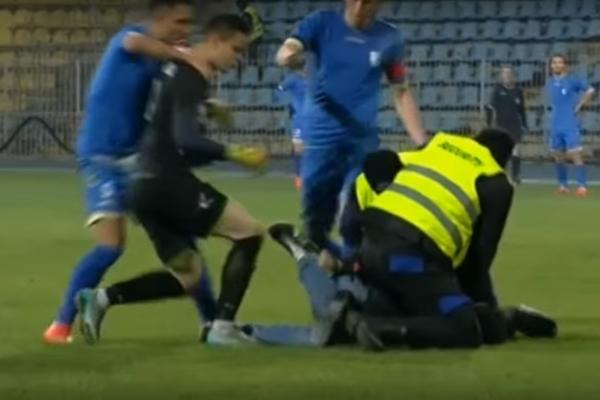 Romanian Liga II side Farul Constanța's goalkeeper Alexandru Gudea was sent off for fighting with a pitch invader during a 2-6 defeat to Dunărea Călăraşi