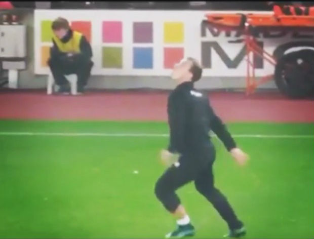 Xherdan Shaqiri performs Mesut Özil's gum trick