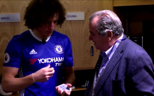 David Luiz does a card trick