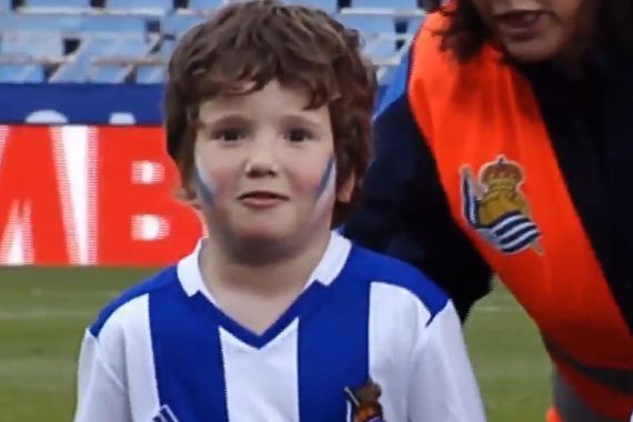 A Real Sociedad mascot needs to pee ahead of a match with Leganés