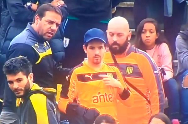 Peñarol fan lends his goalkeeper's jersey to the team