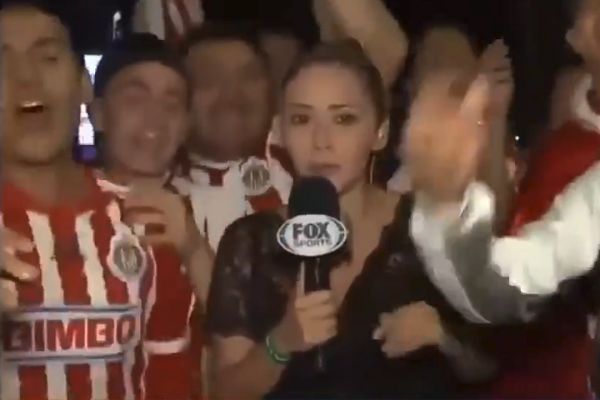 Fox Sports México reporter hits fan with microphone at CONCACAF Champions League Final
