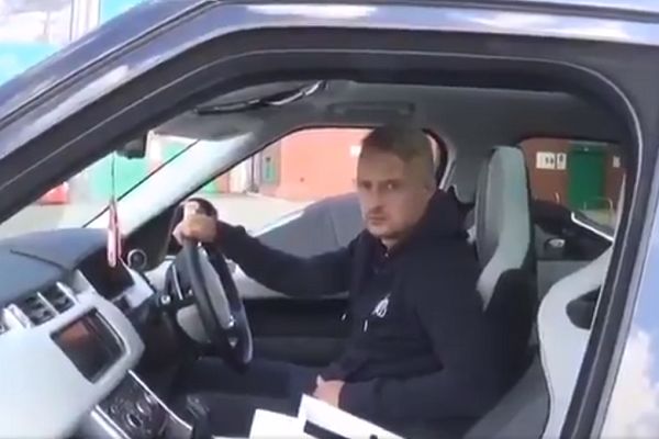 A man speaks to Leigh Griffiths about flat Earth theories