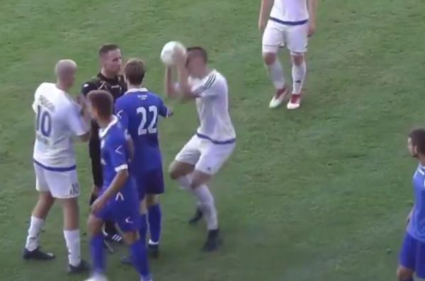 Pogoń Mogilno player catches ball onto his head to feign injury during 3-2 win at Unia Janikowo