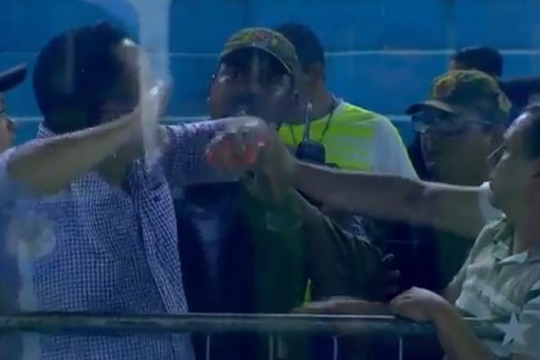Paysandu supporter who threw salt over the players to reverse the team's bad luck is reprimanded