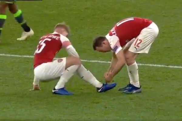 Stephan Lichtsteiner does Emile Smith Rowe's laces up in Arsenal 0-0 Sporting in the Europa League