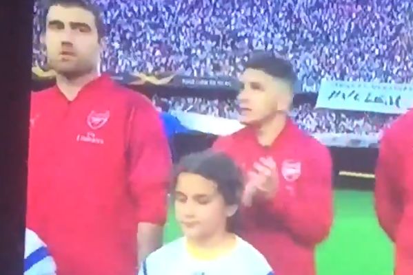 Lucas Torreira's claps make his mascot blink before Valencia vs Arsenal in the Europa League