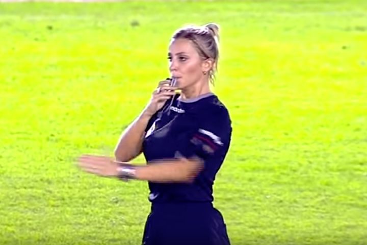 Fernanda Colombo refs Liga de las Estrellas de LigaPro Banco Pichincha and wipes forehead instead of showing card