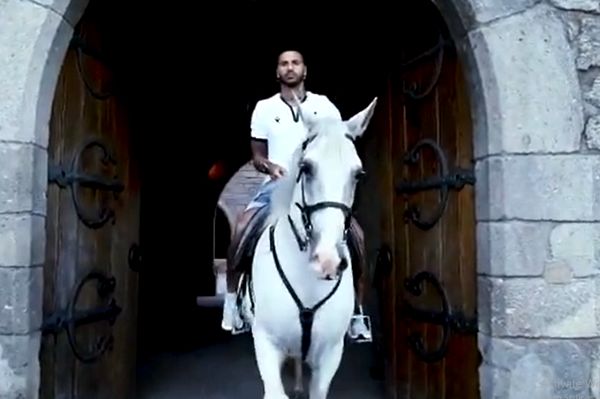 Ricardo Quaresma rides horse through castle in Vitória video unveiling