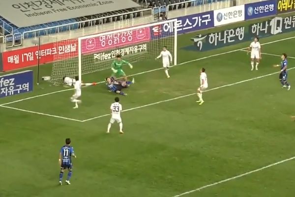 Korean commentators get very excited over goalmouth scramble during Incheon United vs Busan IPark