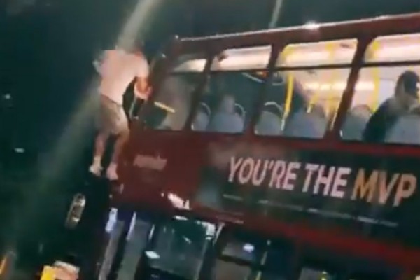 Videos fan bus Naked reporter